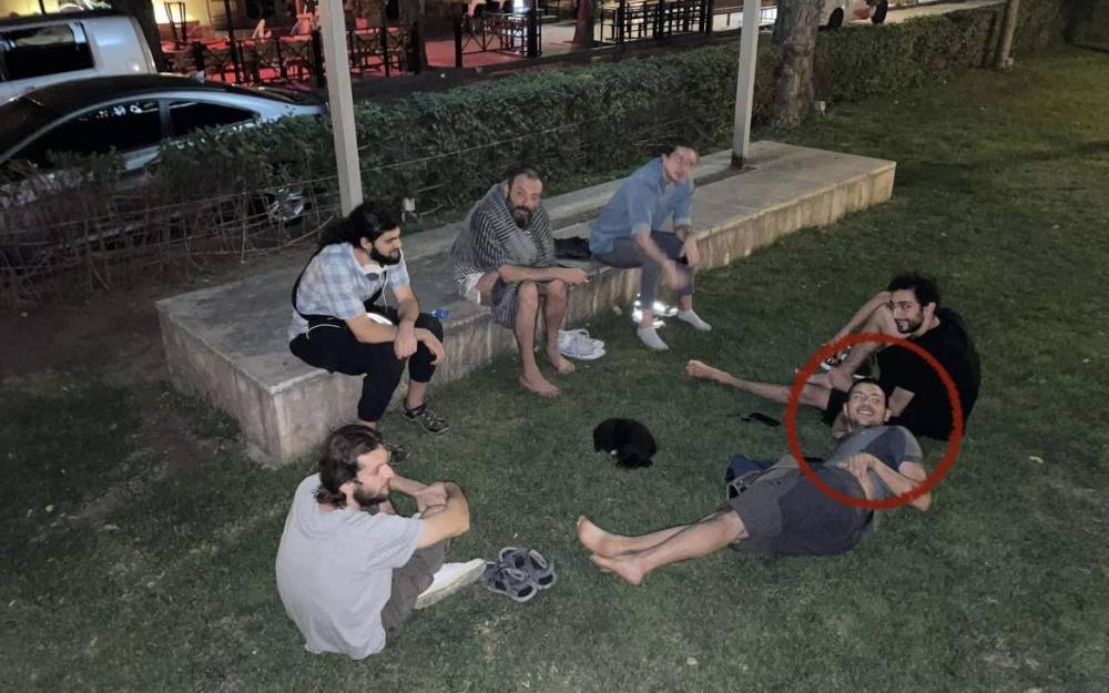 էն աշոտիկն էլի քուչեքը քցած ա. էտի նիկոլի շառ ա, մատով չկպնեք էդ բшցիլին