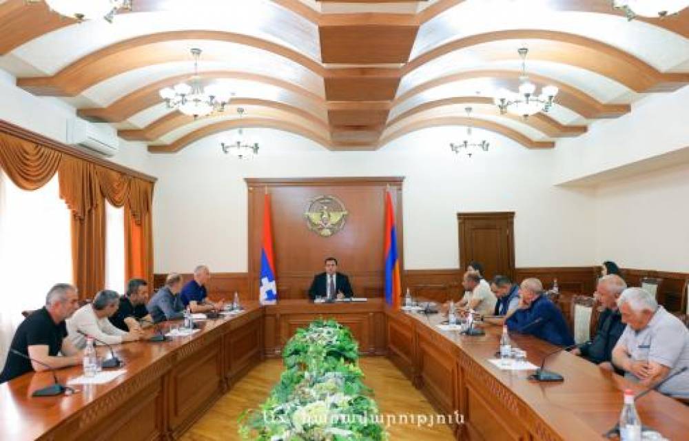 Արցախի պետնախարարը հանդիպել է զոհված զինվորների ծնողներին․խնդիրների վերաբերյալ հանձնարարական է տվել