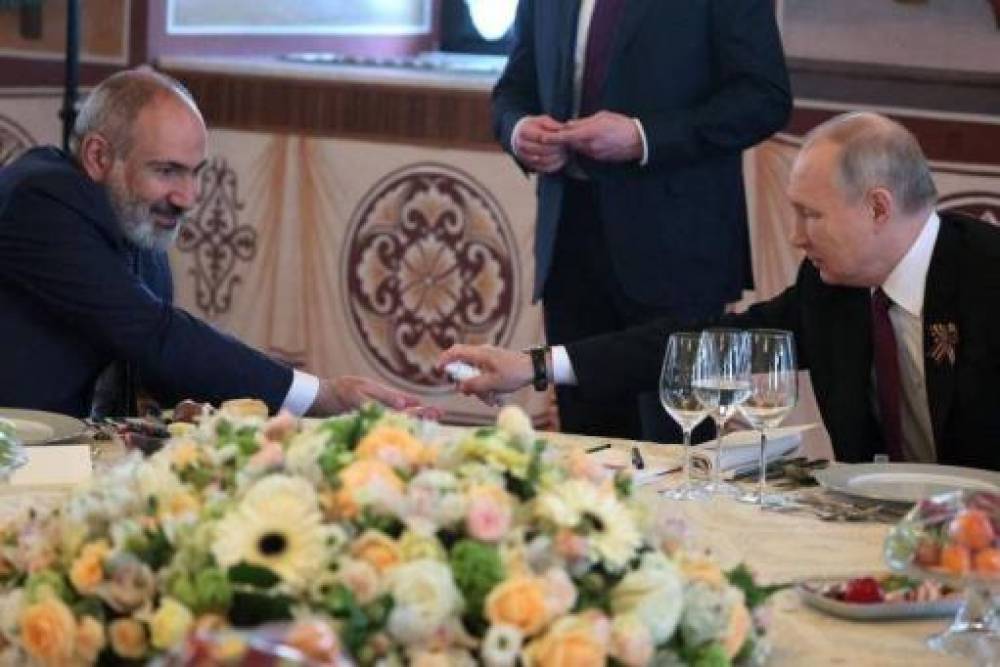 Պուտինը Փաշինյանին «ալկոգել» է առաջարկում քննարկման սեղանի շուրջ․ լուսանկար