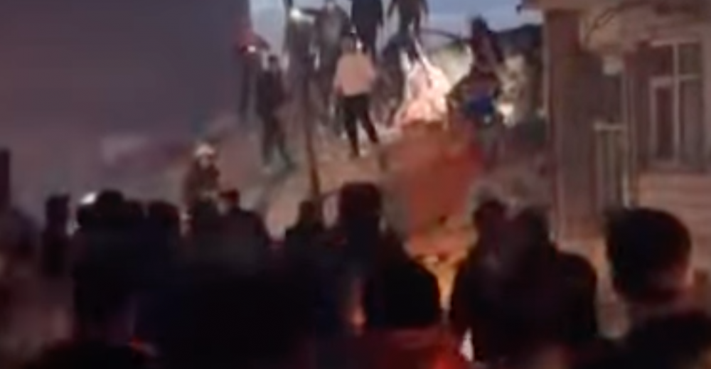 Թուրքիայում երկրաշարժից վնասված շենք է փլուզվել,փլատակներում մարդիկ կան (տեսանյութ)