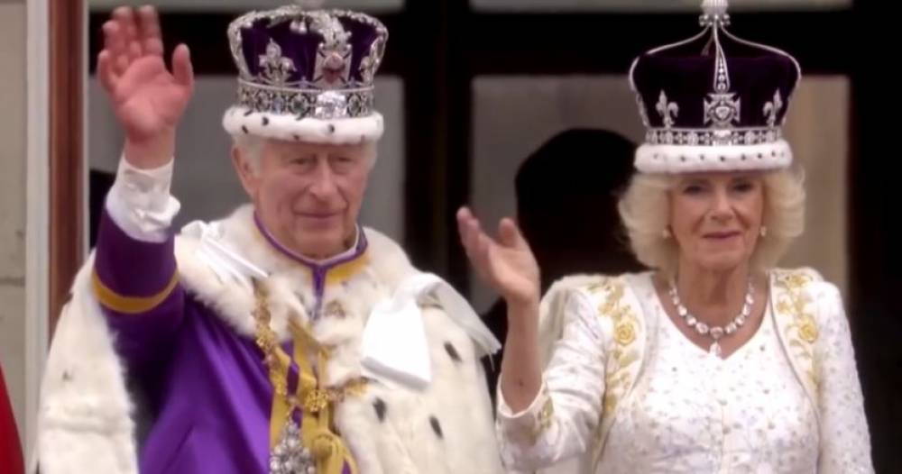 Թագադրումից հետո Չարլզ 3-րդը և Կամիլա թագուհին Բուքինգհեմյան պալատի պատշգամբից ողջունել են հավաքվածներին (Video)