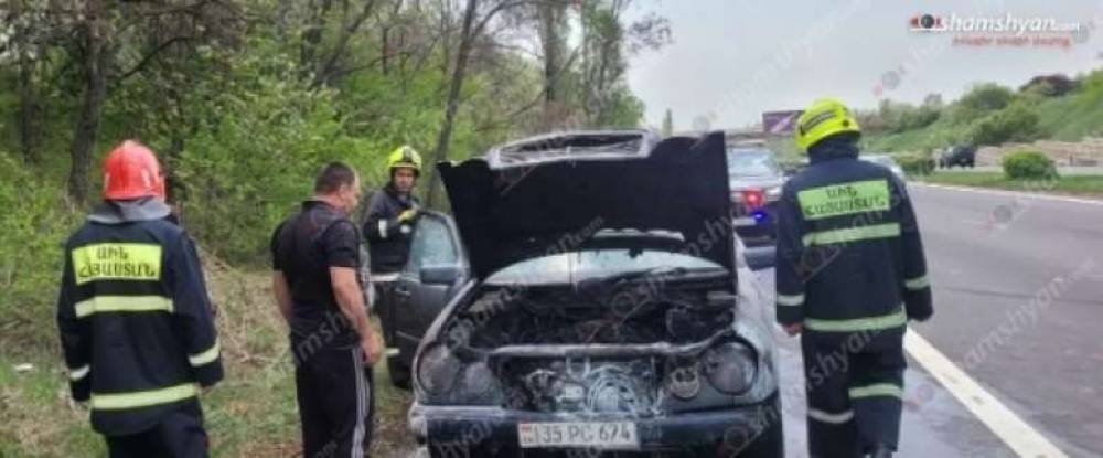 «Չայնիի ոլորաններ»-ում «Mercedes» է այրվում․ կրակի տարածումը կանխել են քաղաքացիները