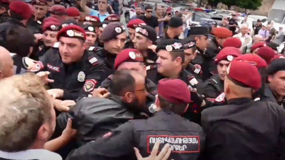 ԱԳՆ շենքի մոտից 29 քաղաքացի է բերման ենթարկվել. ՆԳՆ