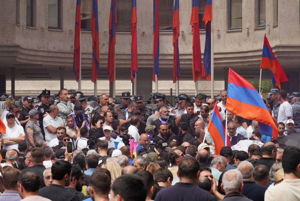 Բաքվի բանտերում են Արցախի ռազմաքաղաքական ղեկավարությունն ու մեր գերի տղաները, մի ձեն հանե՞լ եք, մի բառ խոսացե՞լ եք, ա՛յ անաղուհացներ, իրանց հացն եք կերել