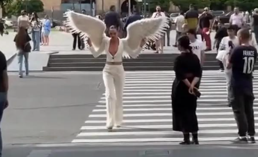 Ո՞վ է հրեշտակի հագուստով ակցիա անող աղջիկը (Տեսանյութ)