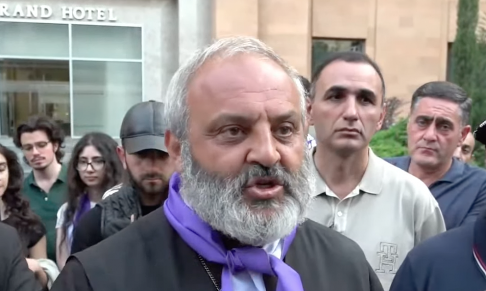 Ուղիղ միացում. Բագրատ Սրբազանը աջակիցնների հետ շարժվում է եկեղեցու բակ