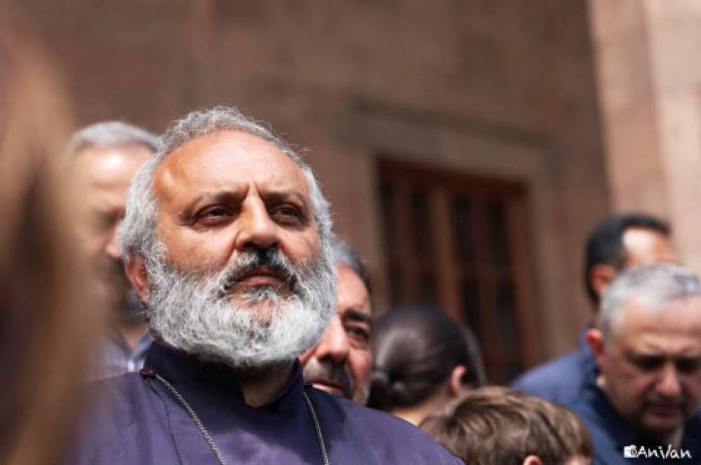 Առավոտյան 10-ին սպասելու եմ ձեզ այստեղ՝ Սուրբ Աննա Եկեղեցու բակում. Սրբազան