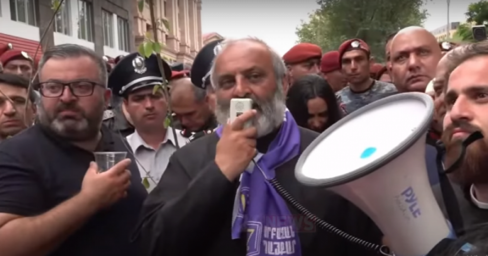 53 տարի չեմ ապրել, որ գամ ոստիկանների առաջ երկնչեմ, նույնիսկ մահը չի վախեցնի, մինչև սուտը չճզմվի․Սրբազան (տեսանյութ)