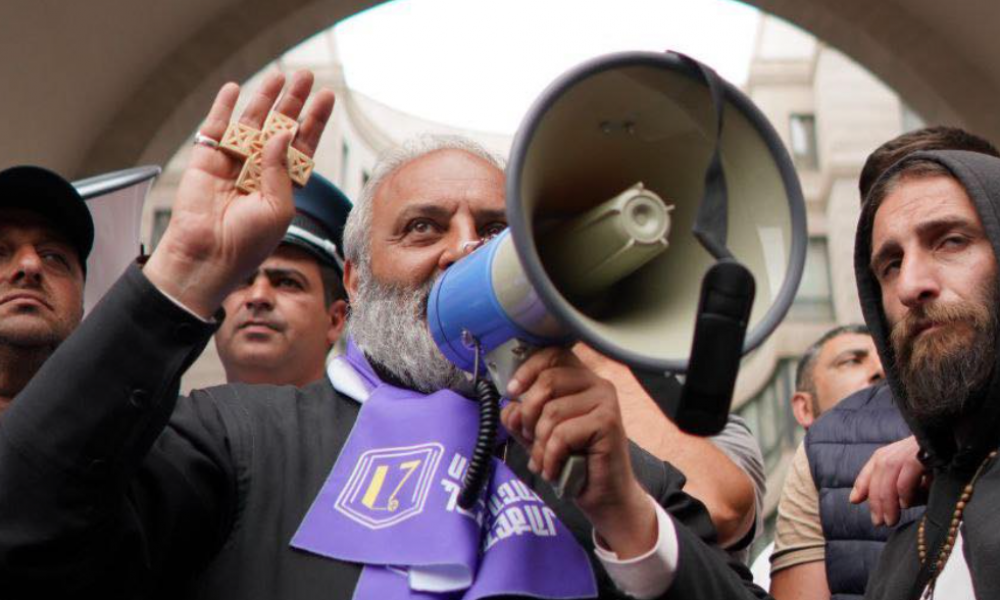 ՀՀ իշխանությունը, Բաքվին պաշտպանելու համար, իր ժողովրդին է ճնշում. Սրբազանն աջակիցների հետ ԱԳՆ-ի մոտ է (Տեսանյութ)