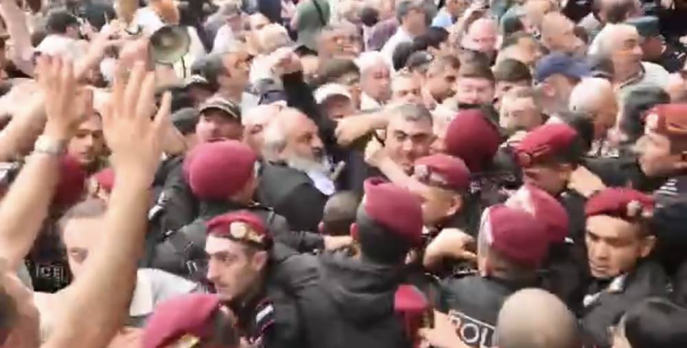 Կարմիր բերետավորների հարձակում՝ Բագրատ Սրբազանի վրա