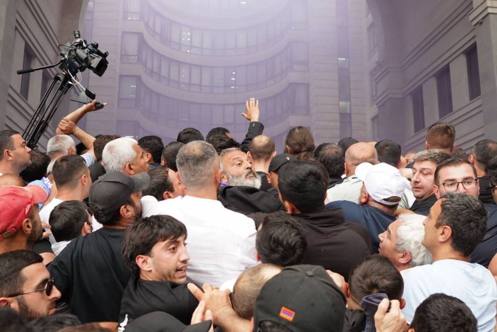 Շարունակվում է ոստիկանների հարձակումը ժողովրդի վրա