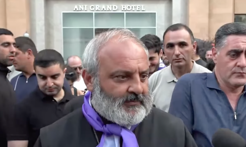 Ալեն Սիմոնյանն էտքան չկա, որ իրան անդրադառնամ. Սրբազան (տեսանյութ)