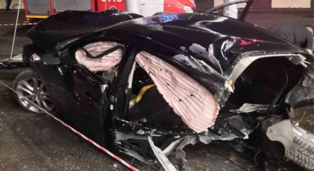 «Mazda» բախվել է էլեկտրասյանը Մյասնիկյան պողոտայում․ վիրավոր կա