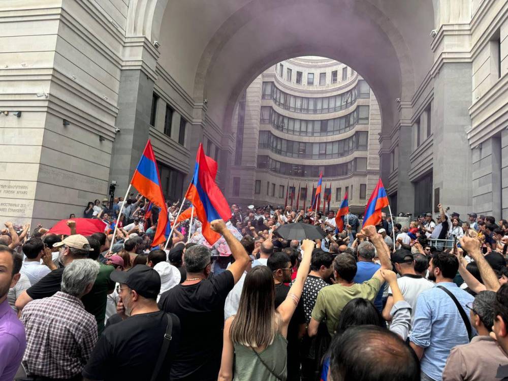 Ըստ տեղեկությունների ԱԳՆ աշխատակիցները փախչում են շենքի հետևի մուտքից