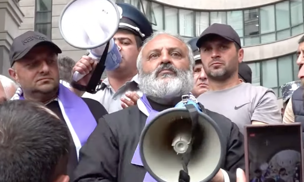 Հերիք ա սրանց ծառայեք, կամ իջնում եք, կամ բարձրանում ենք ԱԳՆ, ուրիշ տարբերակ չկա. Սրբազան (տեսանյութ)