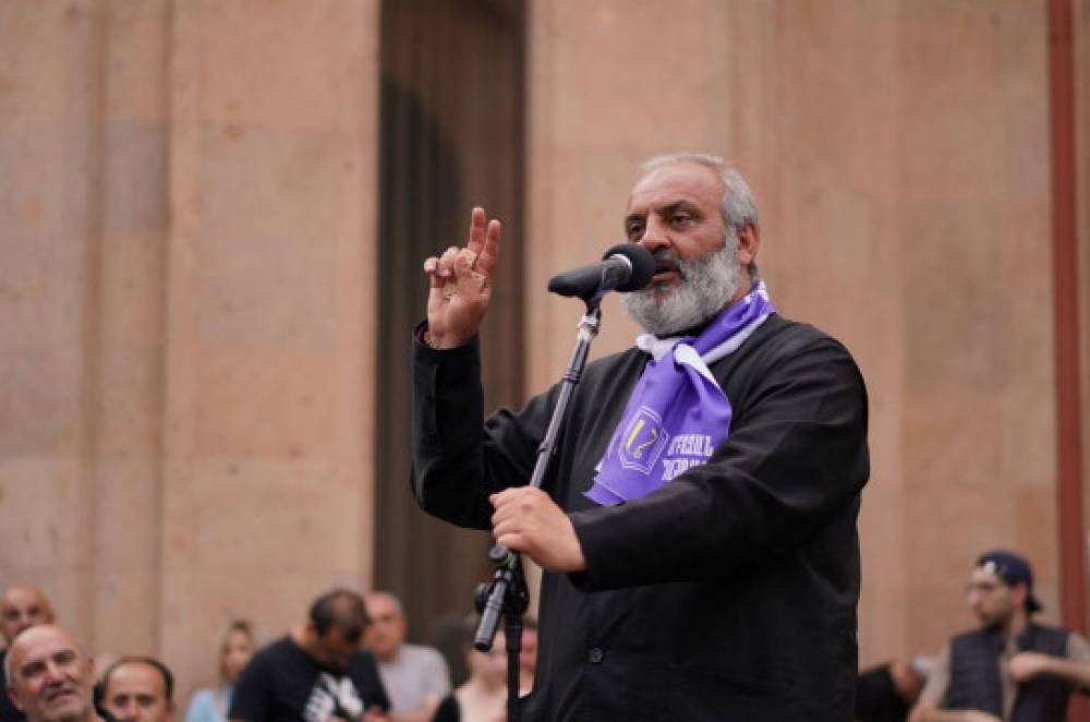 Ձեր խղճի հետ եղեք, ձեր աչքի առջև կտրտվող հայրենիքի հետ եղեք, ճշմարտության հետ եղեք