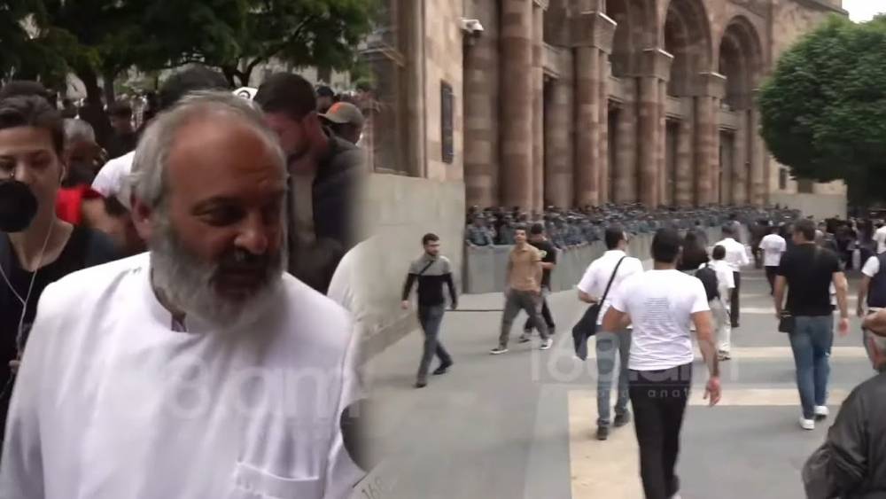 Բագրատ Սրբազանն անցնում է կառավարության գերպաշտպանված շենքի մոտով (տեսանյութ)