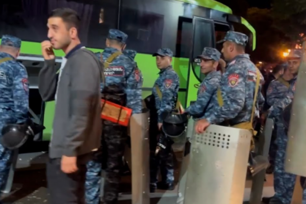 Վահանավոր ոստիկանները հեռանում են Հանրապետության հրապարակից (տեսանյութ)