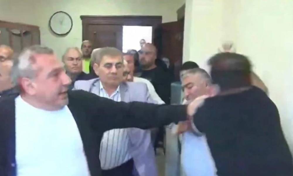 Նոր Նորքի թաղապետարանում ակտիվիստ Արթուր Չախոյանի նկատմամբ բռնություն կիրառելու գործով քրեական հետապնդում է հարուցվել 4 անձի նկատմամբ