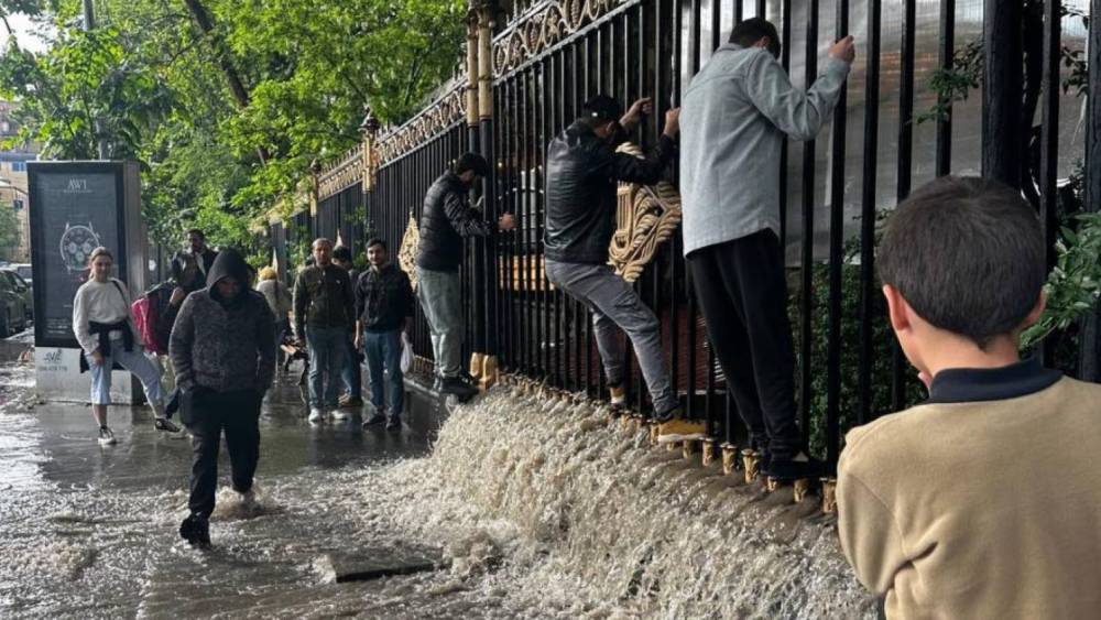 Երևանում տեղումներից հետո լճակների ու գետակների առաջացումը քաղաքապետարանում պայմանավորում են բարեկարգմամբ
