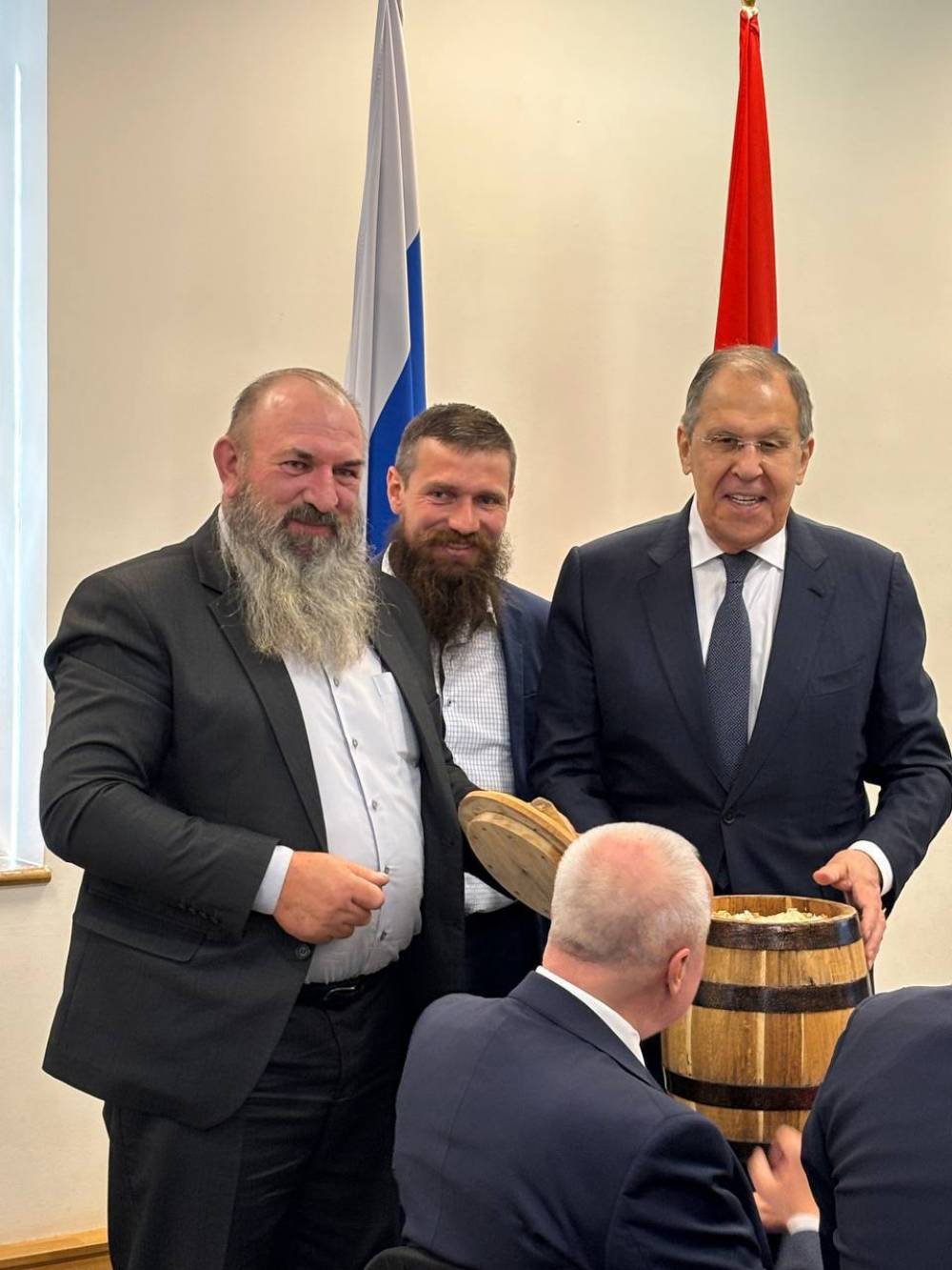 Լավրովին Երևանում կաղամբի թթու ու գնդակ են նվիրել․ Լուսանկարներ