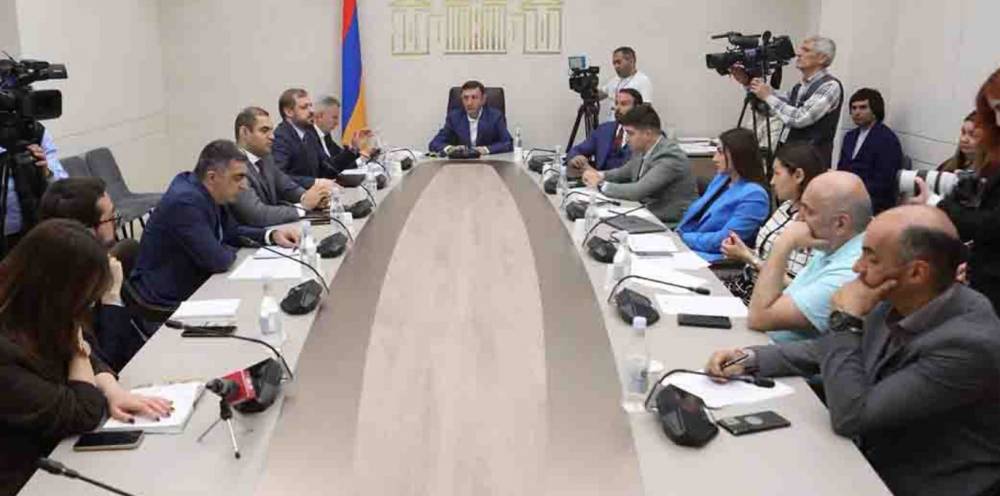Գնացի ես, խոսում եմ, ցույց չեն տալիս, անջատում են. ԱԺ հանձնաժողովի նիստում ուրախ տրամադրություն է