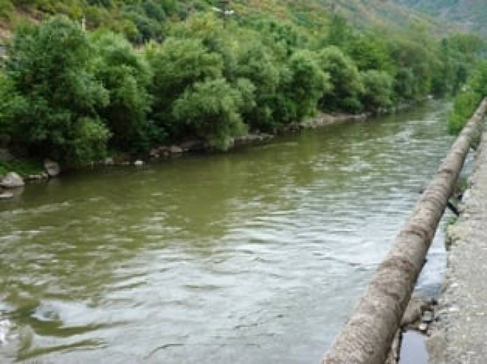 Ավտոմեքենա է ընկել Դեբեդ գետը, մեկ հոգու փրկել են, մյուսին որոնում են