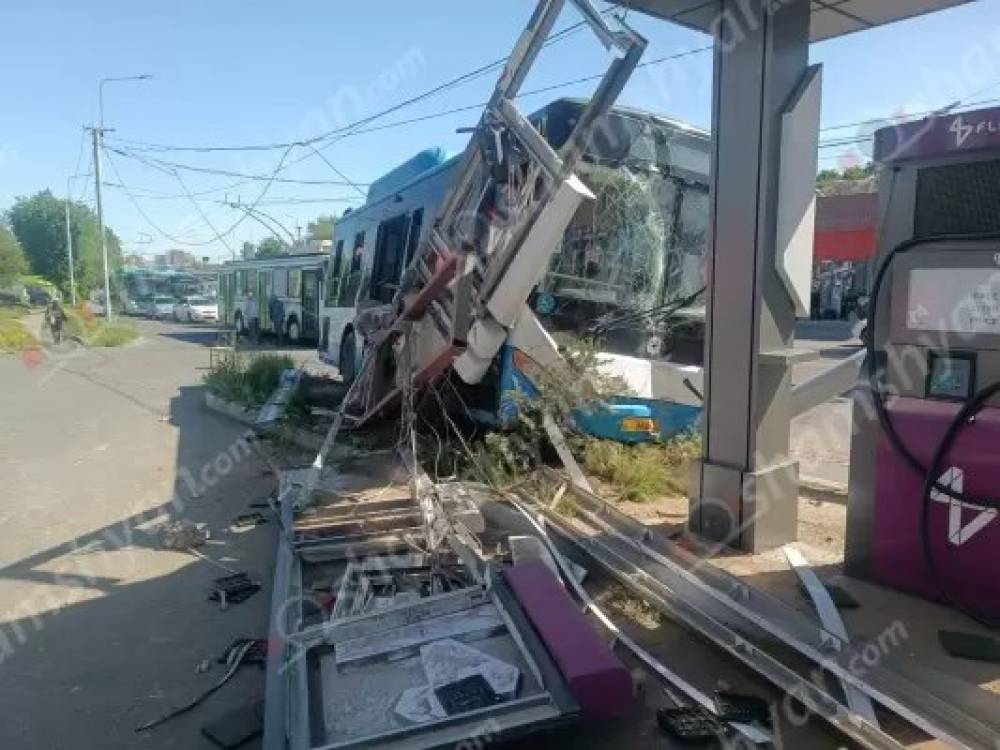 Խոշոր ավտովթար՝ Երևանում. թիվ 23 երթուղու ավտոբուսը բախվել է երկաթե էլեկտրասյանը. կան վիրավորներ