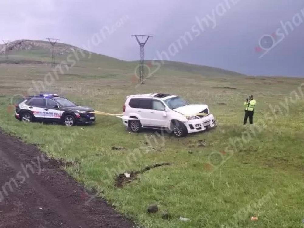 Շիրակի մարզում Lexus-ը 1 պտույտ շրջվել է և հայտնվել դաշտում․ 4 վիրավորներն էլ երիտասարդ աղջիկներ են