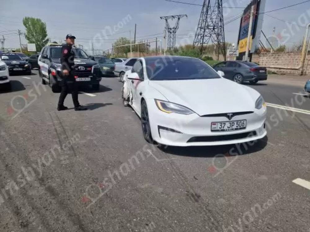 Աբովյանում բախվել են «Tesla»-ն և «Hyundai»-ը․ պարեկները սահմանազատել են տարածքը