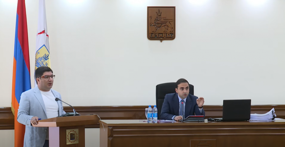 «TikTok-յան էջիս Փաշինյանն էլ է հետևում, ձեր սարքած մանկապարտեզները թքած կպցրած են», «Հարցի վերաբերյալ խոսե՛ք». բանավեճ՝ քաղաքապետարանում