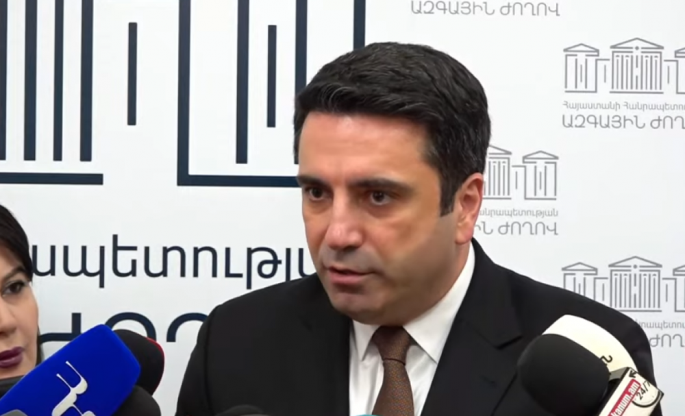 Ոմանք անընդհատ փորձում են ինչ-որ աթոռների վրա նստել, կամ այդ աթոռները վերադարձնել ու էլի նստել․ չեն նստելու էդ աթոռների վրա, իրենք նստելու են բանտում. Սիմոնյան