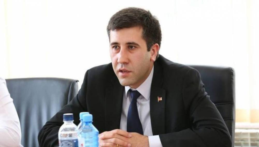 Մտքումս էդ վիրտուալ տեսակն անվանում էի «չհայի» տեսակ ու մտածում՝ լավ, է՜սքան էլ սու՞տ․ Մելիքյան