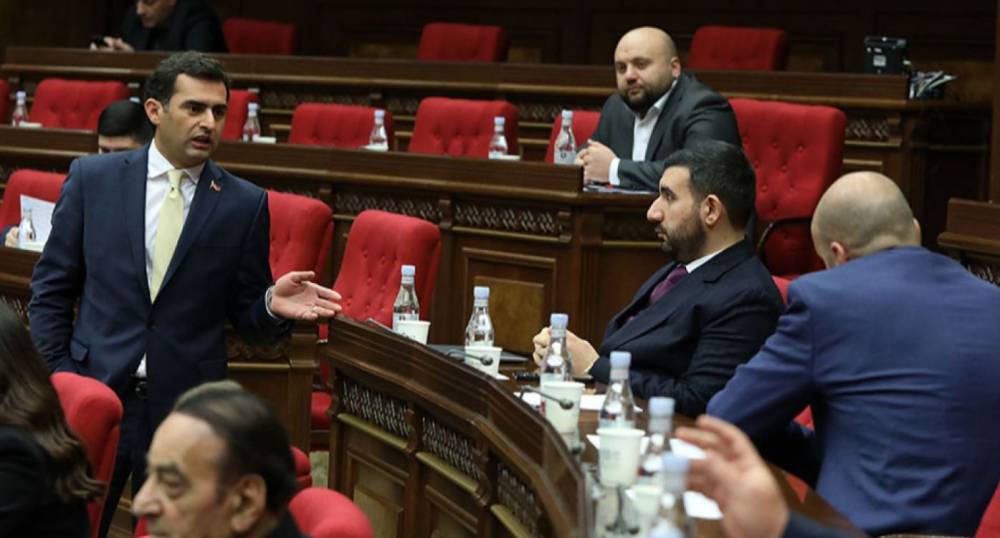 «Դուք ձեզ կարգի հրավիրեք, իմ ընդհատեք ինձ», «անջատեք խոսափողը». Բանավեճ՝ ԱԺ-ում