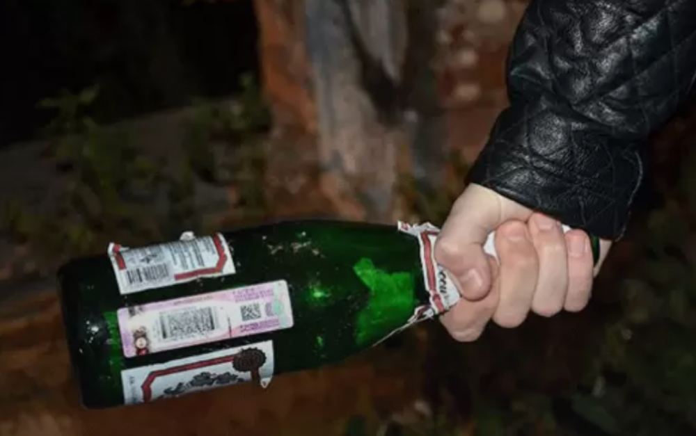 27-ամյա արարատցին «Արին Բերդ» հացատանը, մատուցողուհուց մերժում ստանալով, շշերnվ հшրվшծել է նրան և կին տնօրենին