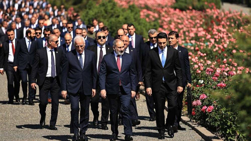 Մեծաթիվ անվտանգության աշխատակիցներով շրջապատված Փաշինյանը ժամանում է Սարդարապատի հուշահամալիր.ՈՒՂԻՂ