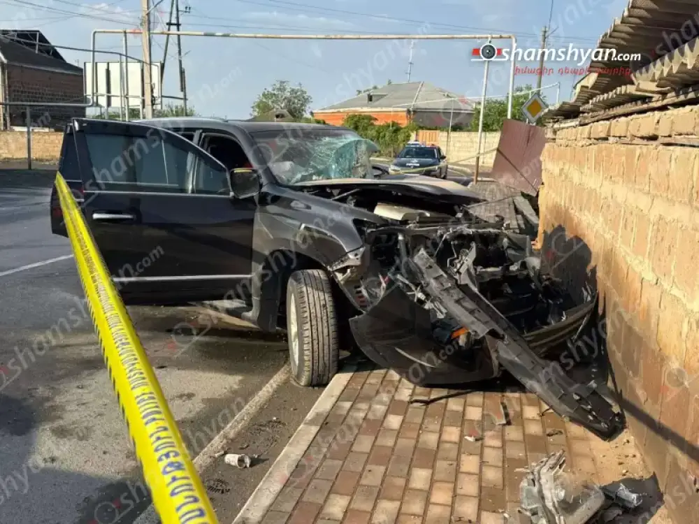 Արմավիրի մարզում «Lexus GX460»-ը բախվել է բետոնե պարսպին և ցանկապատին․ 21-ամյա վարորդը մահացել է