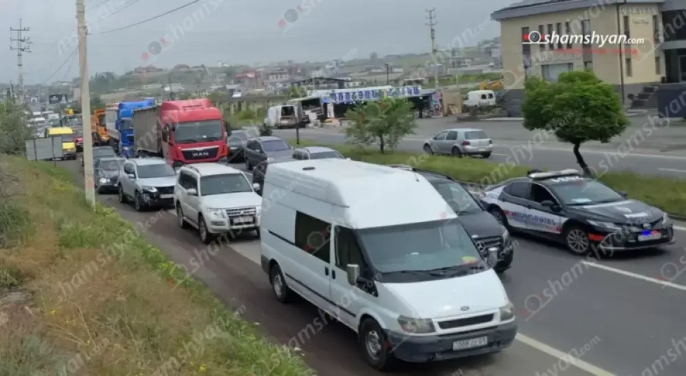 ՀՀ ՊՆ նախկին շենքի մոտ բախվել է 3 ավտոմեքենա․ խցանումը հասնում էր մինչև Արագածոտնի մարզ