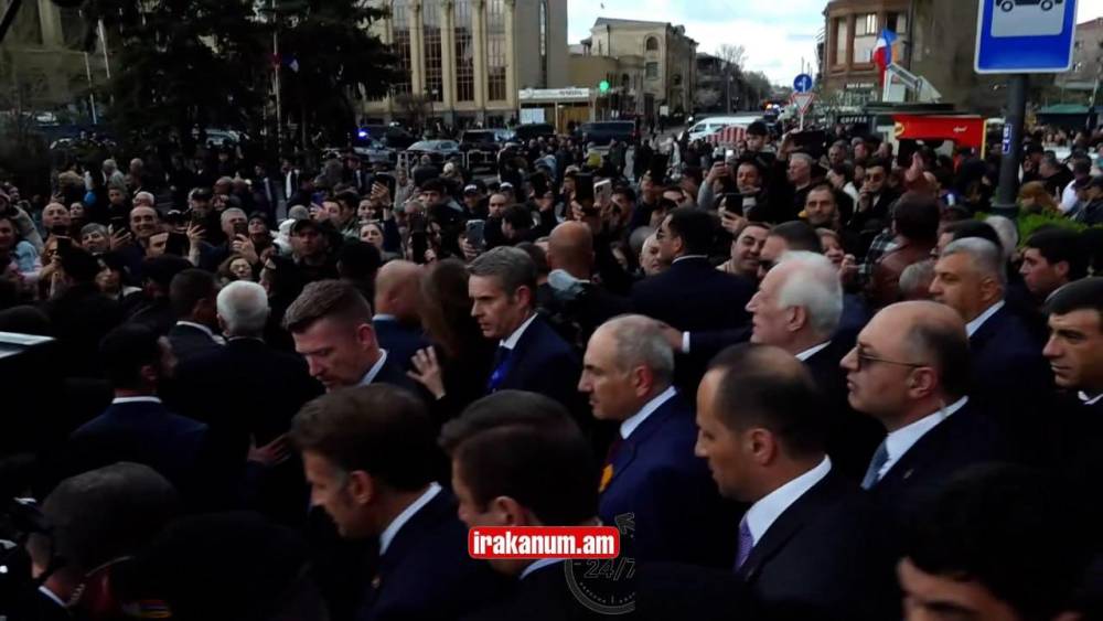 Լարված իրավիճակ ոստիկանները թույլ չեն տալիս գյումրեցիները մոտենան Մակրոնին