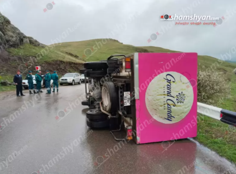 «Grand Candy» ընկերության մեքենան բախվել է արգելապատնեշին և կողաշրջվել, վարորդը սթափ չի եղել
