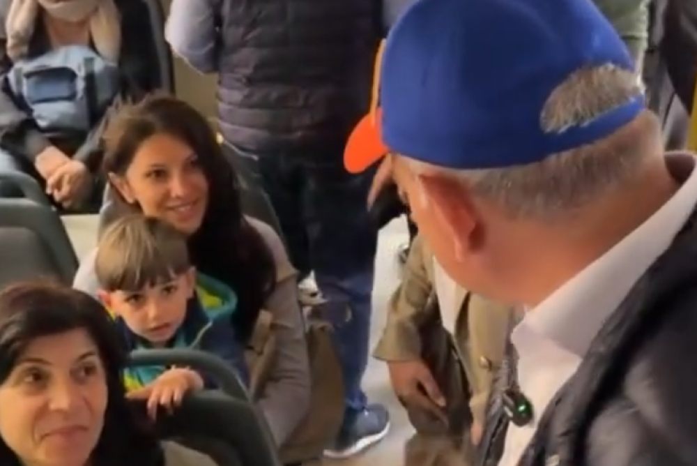 Քաղաքացին Փաշինյանի ականջին գաղտնի բան ասաց, բայց լսվեց ուղիղ եթերում