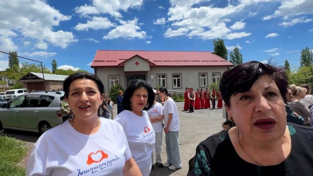 ՔՊ շապիկով ուսուցիչ և աշակերտ. Բյուրականի դպրոցի տնօրենը կոլեկտիվի հետ մասնակցում էր ՔՊ քարոզարշավին