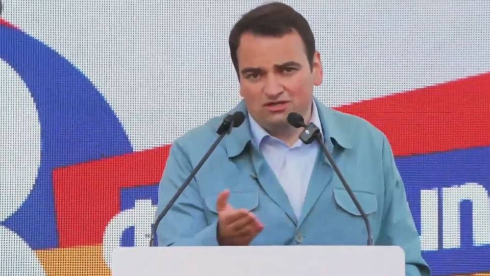 Սուրեն ջան, դու գյուղի նորմալ տղա ես, մի արա. Նարեկ Կարապետյանը՝ Պապիկյանին