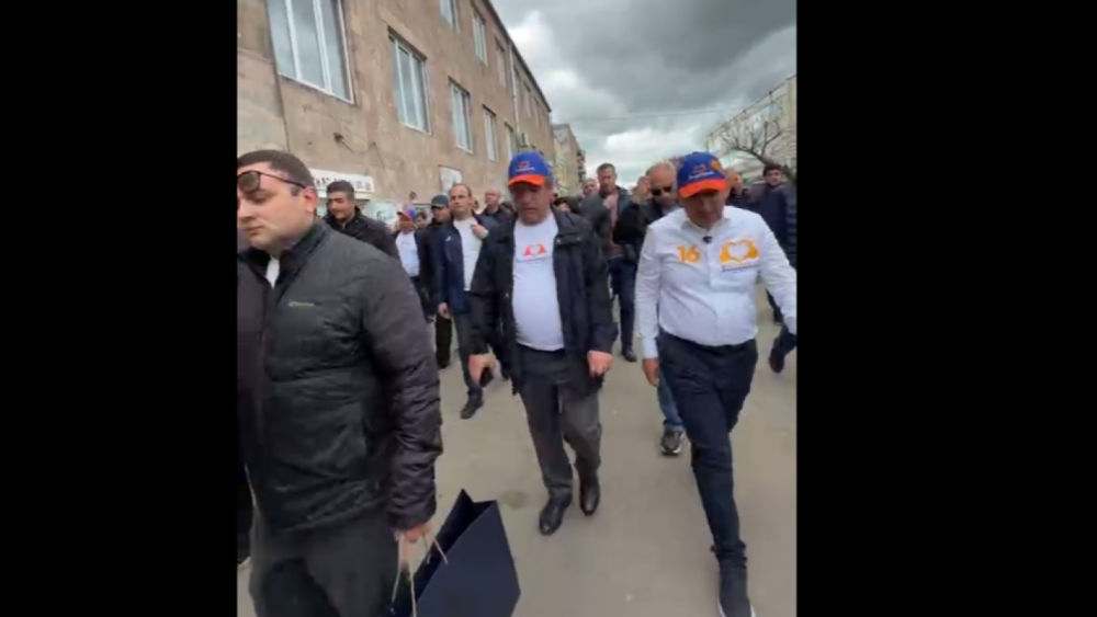 «Ուժեղ Հայաստան», «Համար 3» վանկարկումներով Տաշիրում դիմավորեցին Նիկոլ Փաշինյանին