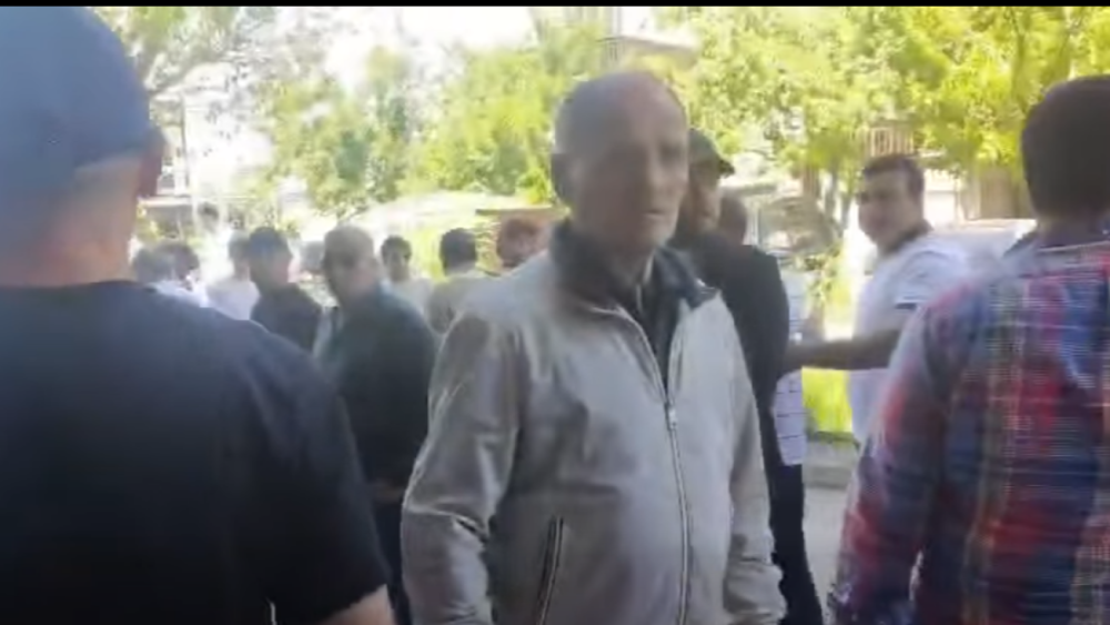 Փաշինյանի նկարի պատճառով ՔՊ-ի քարոզիչները հարձակվել են արցախցի երիտասարդի վրա
