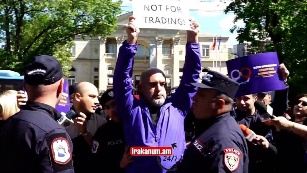 Լարված իրավիճակ. ոստիկանները բռնի ուժով հեռացրին Արմեն Աշոտյանին