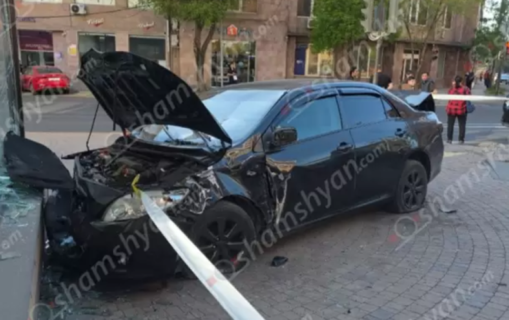 Երևանում «Toyota»-ն վրաերթի է ենթարկել հետիոտնին և բախվել խանութին․ վիրավnրներից մեկն անչափահաս է