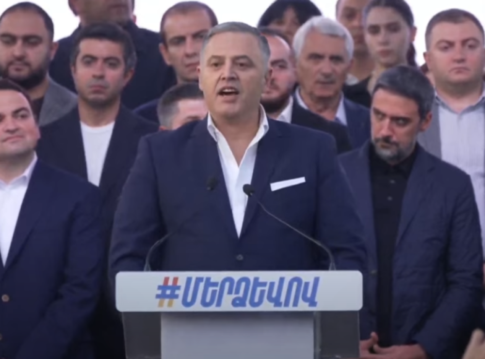 Դու դեռ հավատո՞ւմ ես, որ այս շքերթները քեզ պաշտպանելու են. Արթուր Միքայելյան (տեսանյութ)