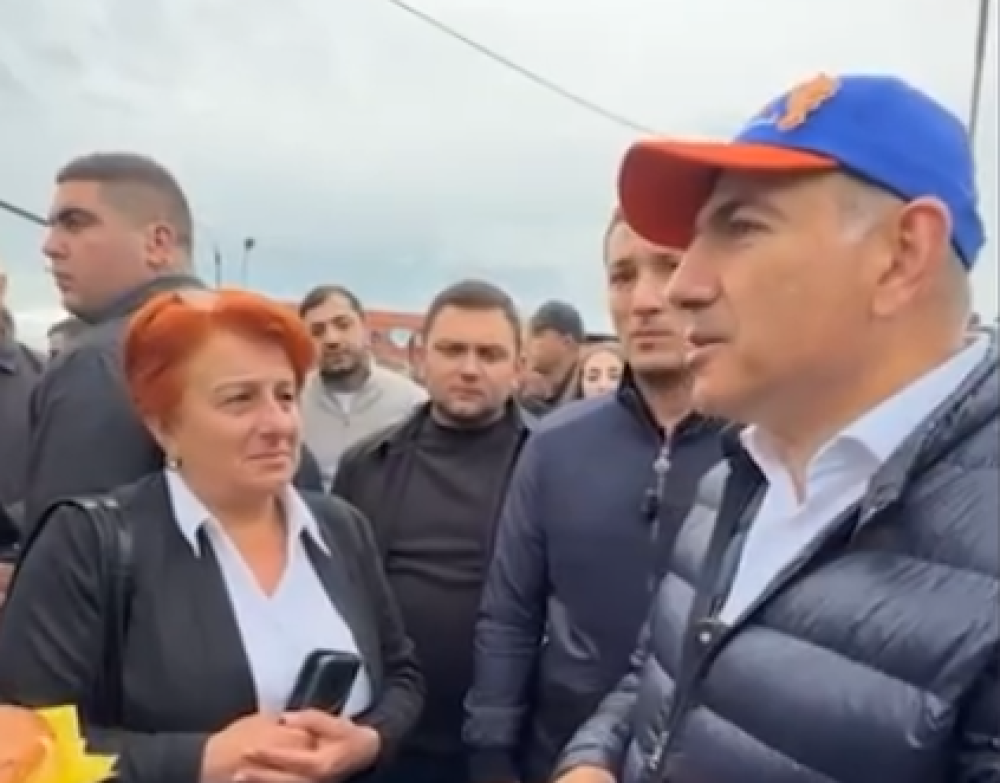 «Քու կյանքին մեռնեմ, ոտդ գազին՝ պավառոտներին էլ»․ քաղաքացիները «շրջափակեցին» Փաշինյանին