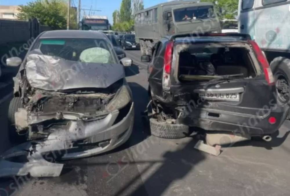 Թևոսյան փողոցում բախվել են պայմանագրային զինծառայողի «Nissan X-Trail»-ը և «Mitsubishi Grandis»-ը․ կա վիրավոր